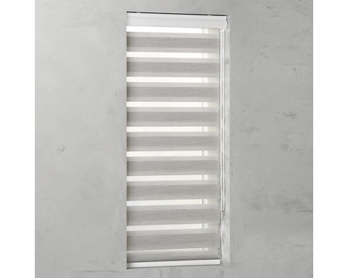 Fensterrollo mit horizontalen Streifen im geschlossenen Zustand