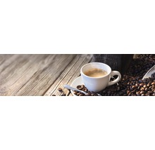 Tasse de café avec des grains de café sur une table en bois