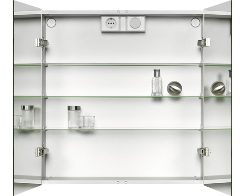 Geöffneter Spiegelschrank mit Glasregalen und Steckdose