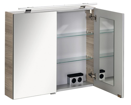 Armoire de toilette ouverte avec étagères en verre et prise