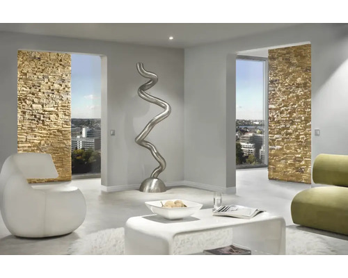 Modernes Wohnzimmer mit Akzentwand aus Stein und zeitgenössischer Kunst