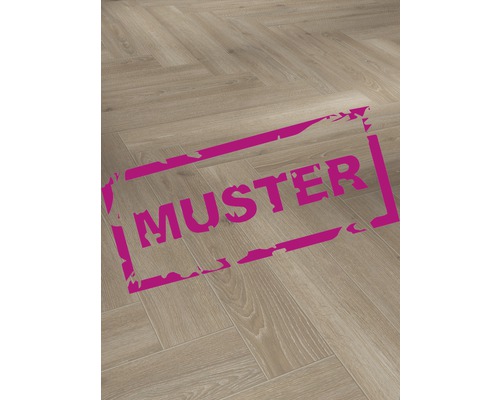 Handmuster zu SKANDOR Laminat wasserfest Source Oak Eiche Fischgrät 858 x 143 x 8 mm Muster eines hellen Parkettbodens im Fischgrätmuster