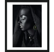 Portrait encadré d''une femme portant des bijoux
