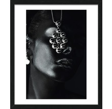 Portrait encadré en noir et blanc d''une personne portant un collier