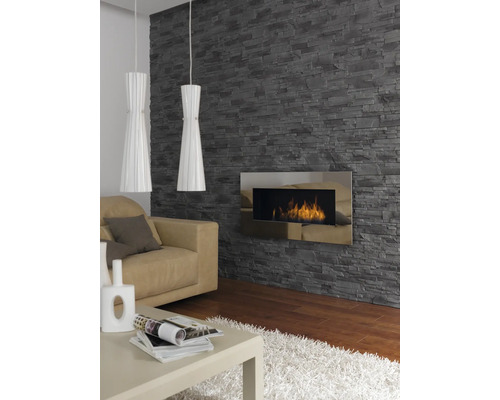 Wohnzimmer mit Steintapete, Kamin, Sofa, Tisch und zwei Pendelleuchten