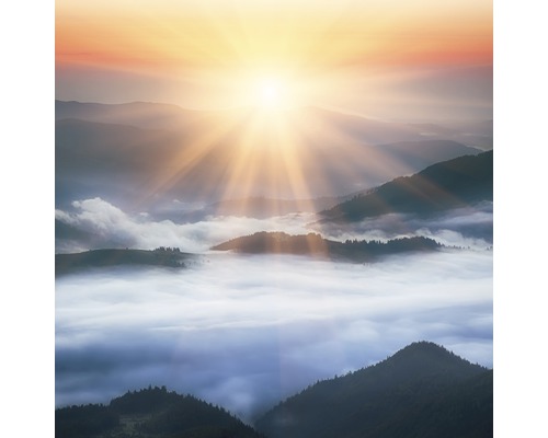 Montagnes dans le brouillard avec lever du soleil