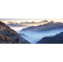 Prise de vue panoramique de montagnes dans un paysage brumeux