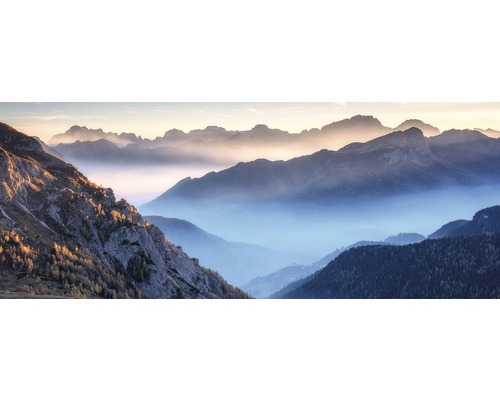 Prise de vue panoramique de montagnes dans un paysage brumeux