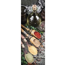 Gros plan d''épices dans des cuillères en bois et une bouteille d''huile