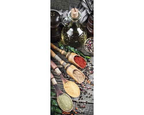 Gros plan d''épices dans des cuillères en bois et une bouteille d''huile