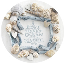 Décoration avec coquillages, bois flotté et cœurs autour d''une citation sur le thème de la mer