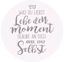 Dekoration mit dem Schriftzug ''Tue was du liebst, lebe den Moment, glaube an dich, sei du selbst''