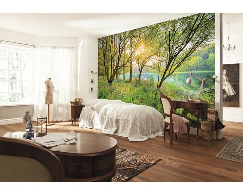 Helles Schlafzimmer mit Fototapete eines sommerlichen Sees