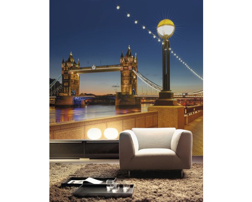 Wohnzimmer mit Fototapete der Tower Bridge in London