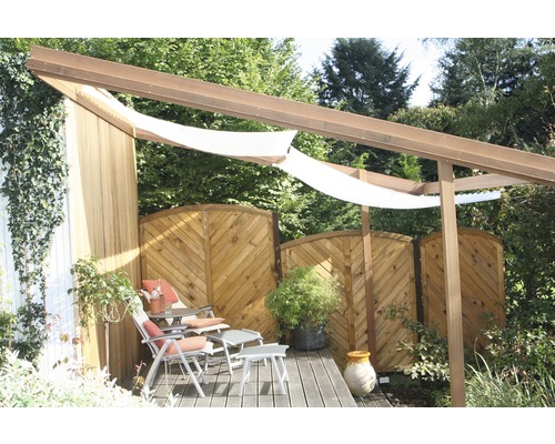 Terrasse avec pergola en bois, mur d''intimité et mobilier de jardin