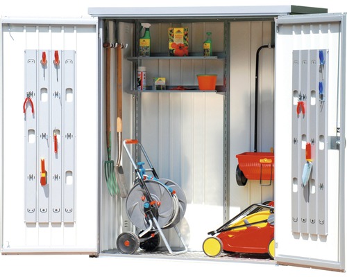 Geöffneter Geräteschuppen mit Gartengeräten und Regalen