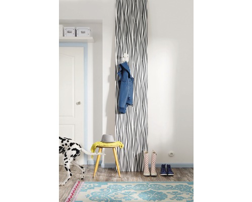 Eingangsbereich mit Heizkörper, Stuhl und Teppich