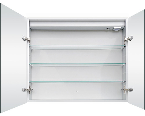 Offener Spiegelschrank mit Glasböden und Beleuchtung für das Badezimmer