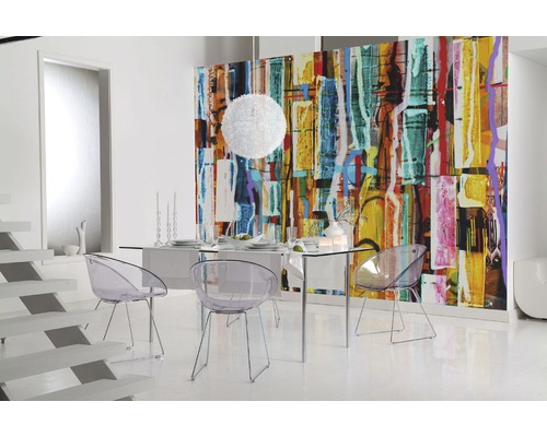 Modernes Esszimmer mit einem Tisch aus Glas und durchsichtigen Stühlen vor einer bunten Wandtapete.