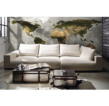 Wohnzimmer mit Sofa, Couchtischen im Truhenstil und Weltkarten-Tapete