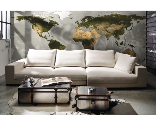 Salon avec canapé, tables basses coffre et papier peint carte du monde