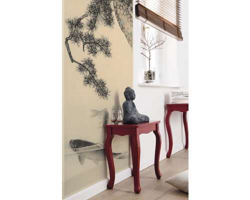 Salon décoratif avec fresque murale, tables d''appoint et figurine de Bouddha