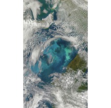 Satellitenbild von Küste und Meer mit Wolken