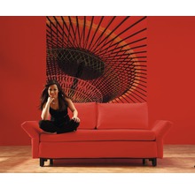 Rotes Sofa mit Person vor Wandbild