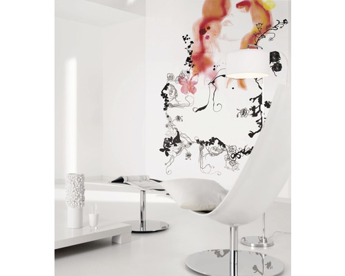 Pièce lumineuse avec peinture murale, lampadaire, fauteuil et table