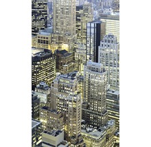 Vue d''immeubles urbains de nuit avec éclairage de bureau
