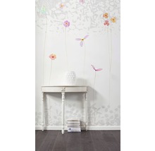 Intérieur décoratif avec papier peint floral, console et vase blanche