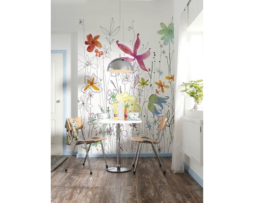 Salle à manger avec papier peint à fleurs, table, chaises et suspension