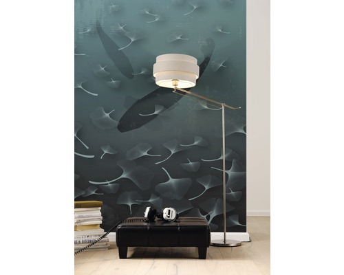 Salon avec papier peint à motifs, lampadaire et tabouret