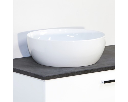 Vasque à poser en céramique sur un meuble sous-lavabo