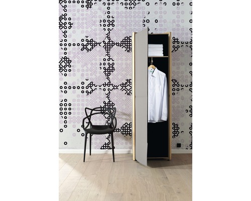 Pièce avec chaise, armoire et papier peint à motifs