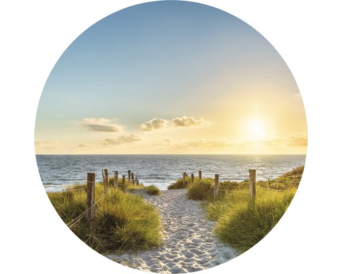 Chemin vers la plage avec vue sur la mer et lever de soleil