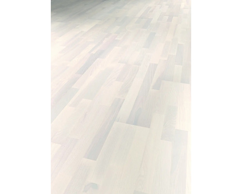Parquet en bois posé en motif à chevrons