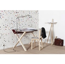 Bureau avec bureau, chaise, lampadaire, lampe de bureau et décoration