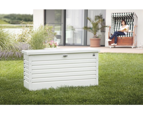 Aufnahme einer Gartenbox im Aussenbereich auf Rasen