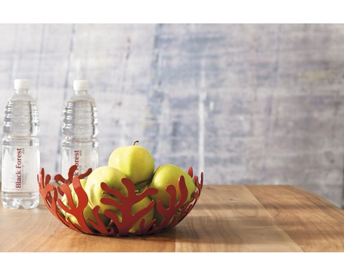 Coupe décorative avec des pommes et des bouteilles d''eau sur une table en bois