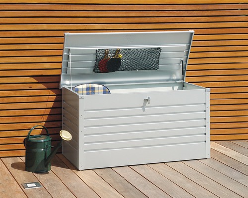 Auflagenbox Biohort FreizeitBox 130, 134 x 62 x 71 cm, silbermetallic Geöffnete Gartenbox aus Metall mit Zubehör und Giesskanne auf der Terrasse