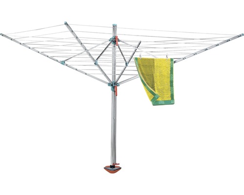 Drehflügelwäscheständer mit aufgehängtem Handtuch