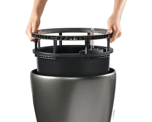 Installation d''un insert de plante dans un pot de fleurs