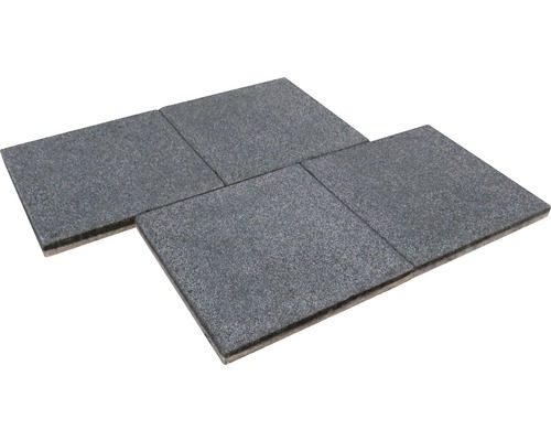 Vier graue Terrassenplatten aus Stein