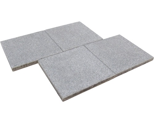 Quatre pavés gris en granit
