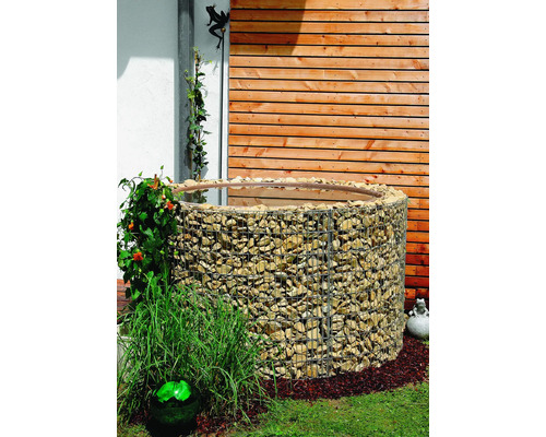 Gabionenhochbeet im Garten mit Steinen gefüllt