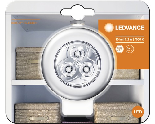 Lampe LED spots autocollants veilleuse Ø 6,5 cm Ledvance Classic Dot-it argent Lampe LED Classic Dot-it LEDVANCE dans sa boîte devant une étagère