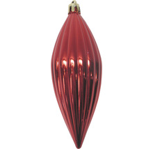Roter, länglicher Christbaumschmuck mit Rillen