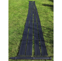 Absorbeur solaire pour chauffage de piscine sur une pelouse