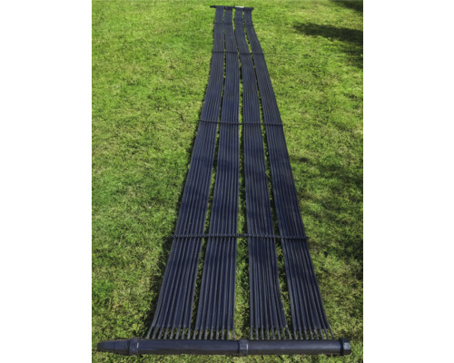 Absorbeur solaire pour chauffage de piscine sur une pelouse